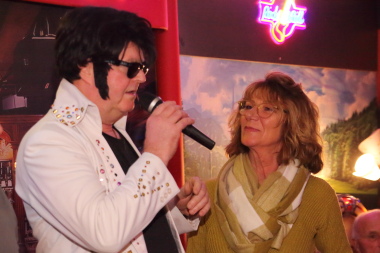 Elvis singt und lässt die Puppen tanzen 